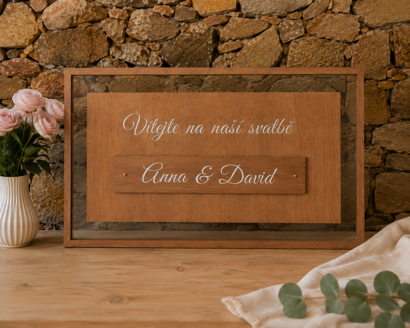 Detail uvítací cedule se jmény novomanželů