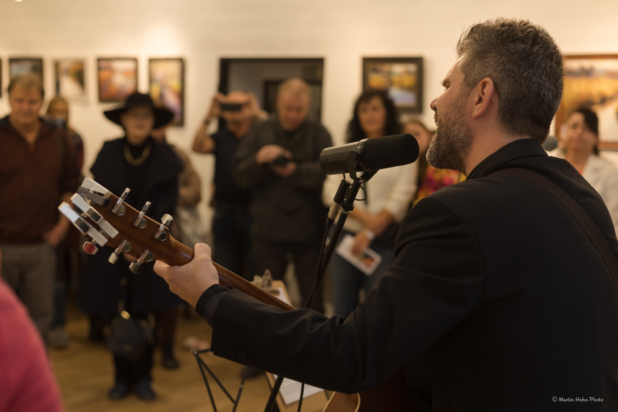 První výstava – vernisáž plná světla, hudby a radosti