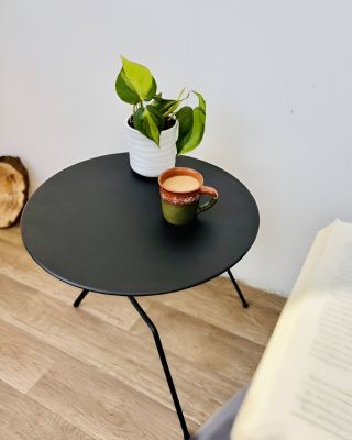 Malý balkon? 👀 Žádný problém! Odkládací stolek CHE-NA-DE je praktický, elegantní a přesně tak velký, jak potřebujete. ✨...