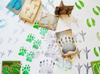 🐾 ✨ Vyrobte si razítka stop zvířátek – snadno a zábavně! 1️⃣ Nakreslete tvary stop na pěnovku (moosgummi) nebo karton. 2️⃣...