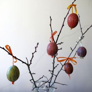 🐣 Pojďte si vyrobit s dětmi RYCHLÉ KRASLICE! 🖍🎨 Stačí pár prázdných vajíček a zbytky starých voskovek – a o originální...