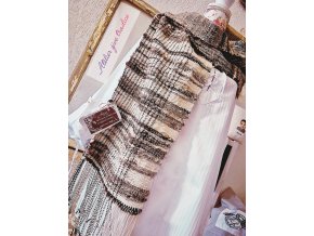 Ručně tkaná šála z ovčí vlny.