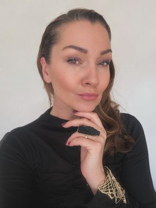 Dnes budem trochu osobnejšia 🌻 Možno ste si už všimli Athenky. A možno ste ešte nevideli ženu, ktorá za nimi stojí. Som...