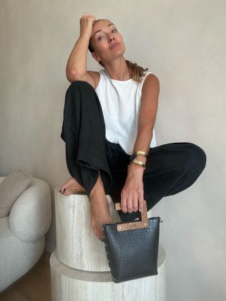 Niektoré kabelky majú príbeh. Naše ho začínajú v malej rodinnej dielni v prímorskom mestečku Orestiada v Grécku, kde...