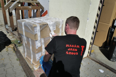 Chemická kotva - proces balení zásilek