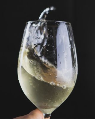 Do sklenky Vinho Verde se vejde mnohem víc než jen víno. Je v ní svěžest krajiny Minho, lehkost společného letního...