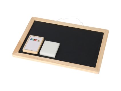 Kindertafel mit Kreide und Schwamm