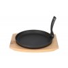 Gusseiserne Bratpfanne auf Holzbrett GRADA – 22 cm