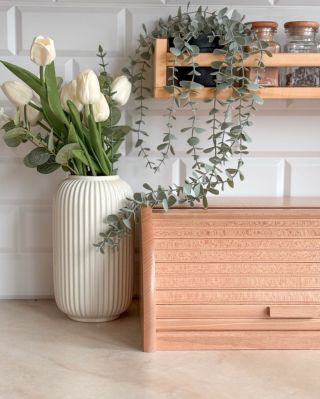 Holz hat die besondere Gabe, Räume gemütlich zu machen und zugleich zu harmonisieren. 🌞 Seine natürliche Struktur und sein...