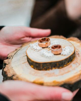 Der Juni ist der Monat der Liebe und der Versprechen. 💍 Planen Sie eine Hochzeit im natürlichen Stil? Holz ist für diesen...
