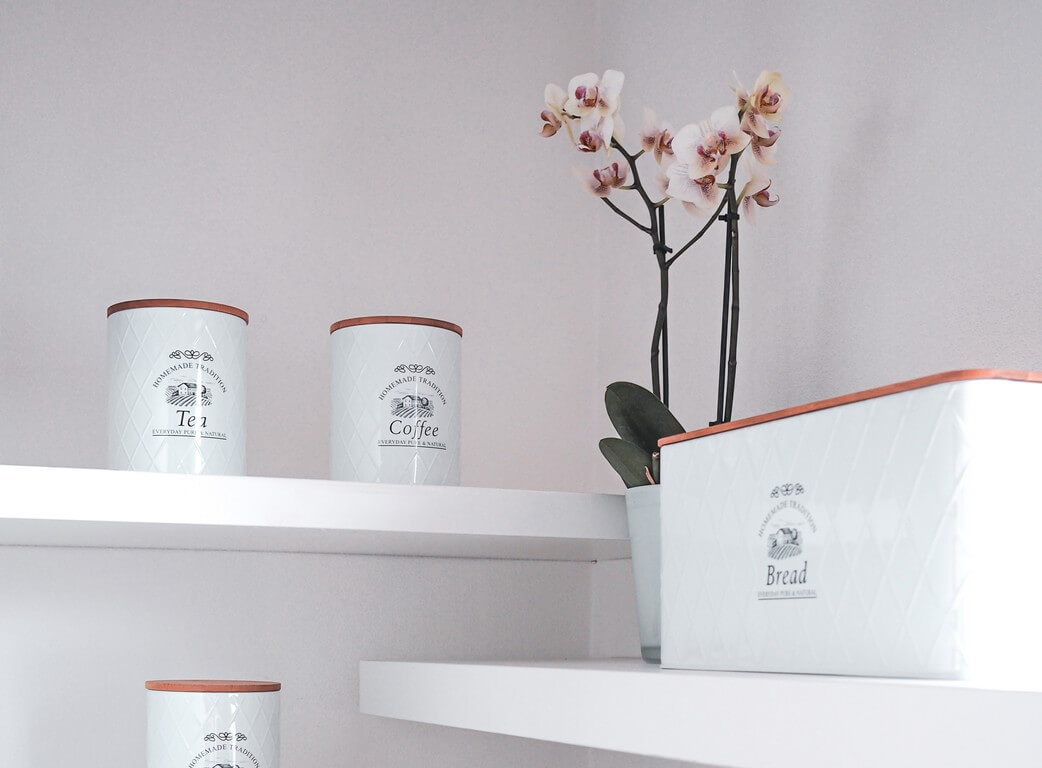 Világos konyha fából készült elemekkel