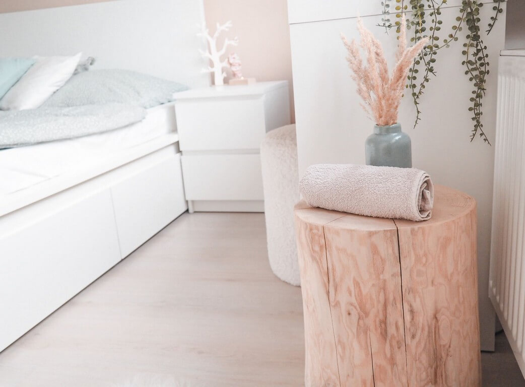 Hálószoba világos fa tónusokban