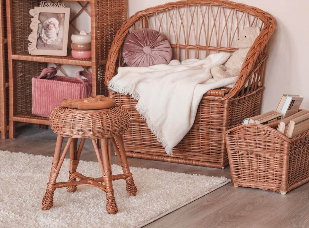 Egy szoba tele színekkel és fűzfavesszőkkel