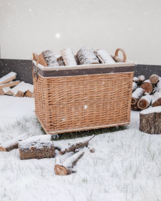 Az idei tél próbára tesz minket! ❄️🔥 Legyen felkészült egy masszív fatároló kosárral. A fonott, kerekes kosár stabil, és...