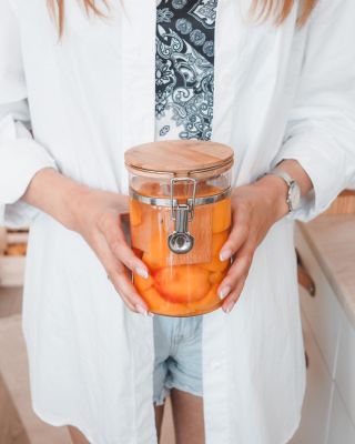 Itt a befőzési szezon, és ez csak egyet jelent – a konyhánk kis manufaktúrává változik! 🍯 Ecet, cukor és friss gyümölcs...