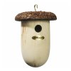Houten vogelhuisje in de vorm van een eikel