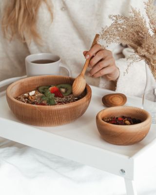 Uživajte v svojih najljubših dobrotah v stilu. ✨ Ročno izdelana skleda iz bukovega lesa doda vsakemu obroku pridih...