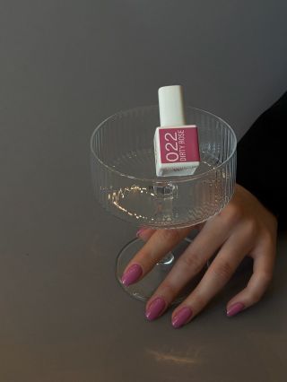 🌸 DIRTY ROSE 022 🌸 Jemná ružová, ktorá pôsobí elegantne, žensky a fresh v každom svetle. Minimalistický look, ktorý sa...
