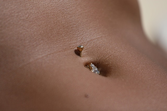 Piercing do pupku