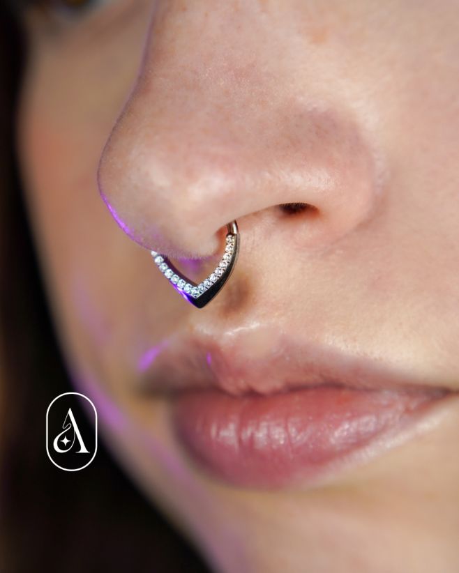 Hľadáš krúžok, ktorý je jednoduchý, ale nikdy nepôsobí obyčajne? 🤍⁠ ⁠ Titánový krúžok Siena v striebornej farbe je presne...