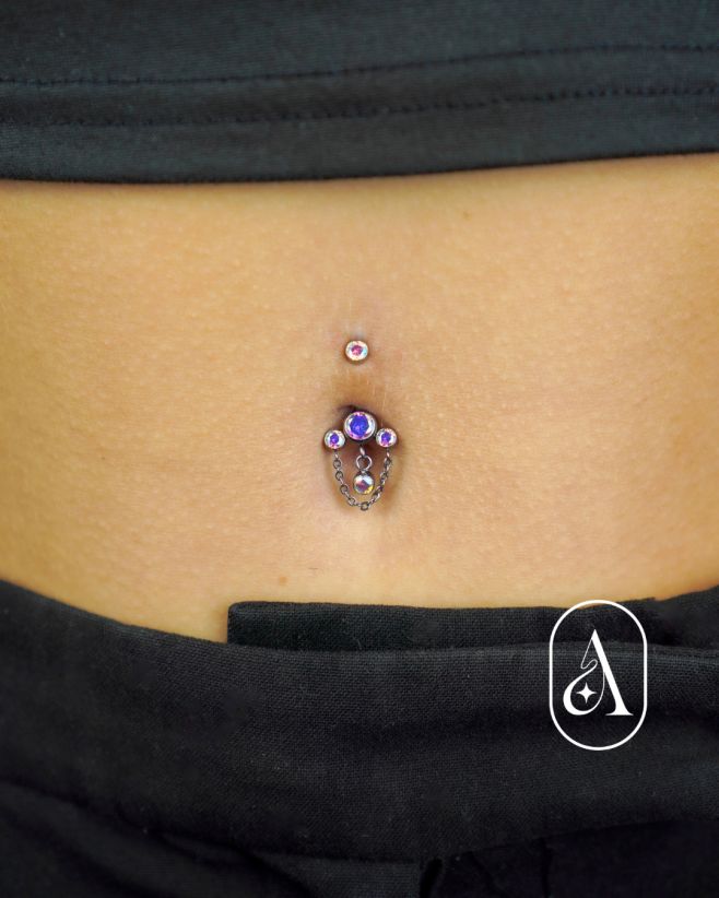 Láska na prvý odlesk. 💎⁠ ⁠ Hľadáš šperk, ktorý vyzerá luxusne, ale zároveň je k tvojmu telu úplne šetrný? Piercing Mjalo...