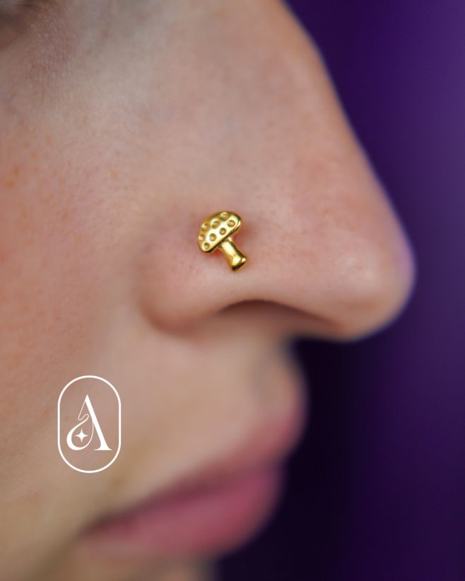 Kto hovorí, že šperky musia byť iba krúžky a guličky? 😌 Táto zlatá Mushroom koncovka je dôkazom, že aj piercing môže byť...