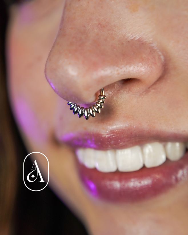 Pokiaľ hľadáš výrazný šperk pre septum alebo daith, teraz ho môžeš mať! 👀 Delong nie je obyčajný krúžok, je to šperk s...