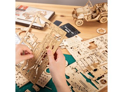 RoboTime 3D drevená skladačka Vojenský džíp