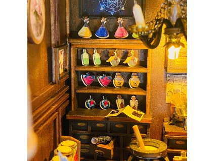 2Kids Toys 3D skladačka Zarážka na knihy
 Domček kúzelníčky Miry