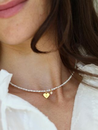 Náhrdelník Pearl Initiale – Perly pro váš osobní příběh.Tento náhrdelník s krásným osobním srdíčkem se stane vaším...