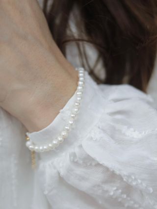 Náramek Love z dílny Aume. Jemný, ženský a ideální k vrstvení s dalšími náramky. 🤍 #naramekzperel