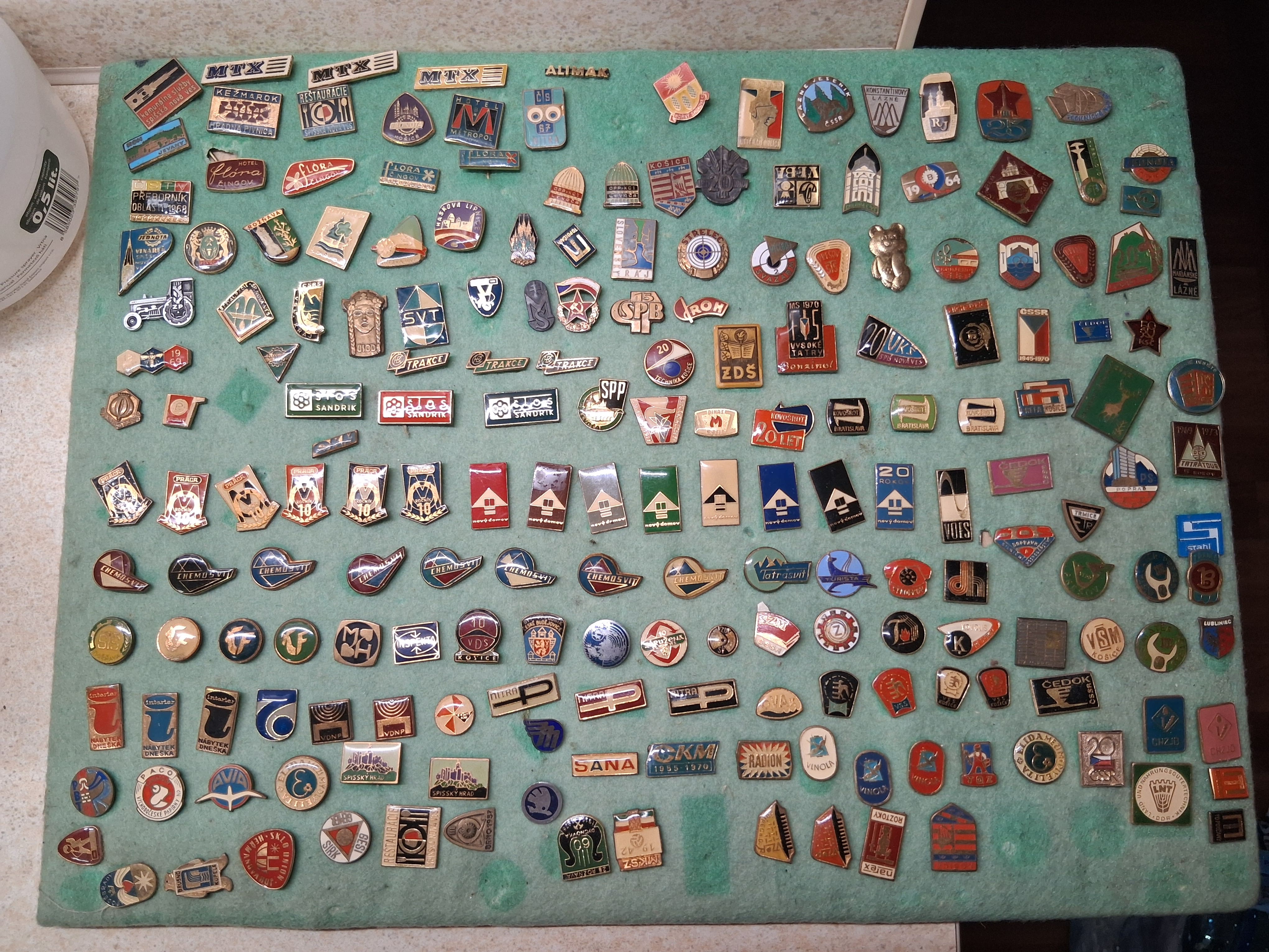 Přehledně vyskládané odznaky