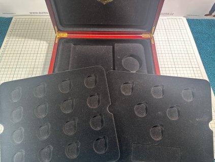 Použité - Dřevěná Etue - Nejmenší zlaté mince světa