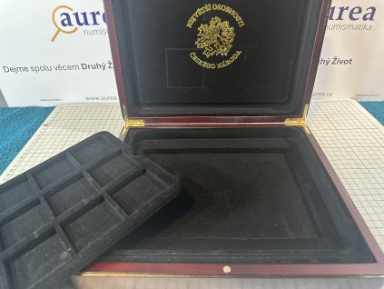 Použité - Dřevěná Etue - Plato 12 Quadrum - "Největší osobnosti Českého Národa"