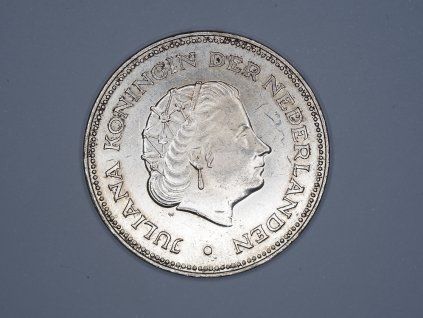004 022 av