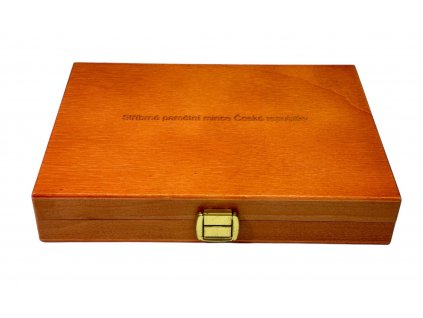 55198 etue na stribrne mince cnb rocni sadu drevo