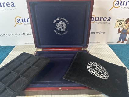 Použité - Dřevěná Etue - Plato 12 Quadrum - "největší osobnosti Českého Národa" + hadřík