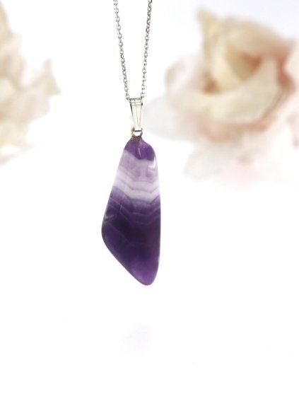 48057 ametyst chevron privesek cca 3 cm