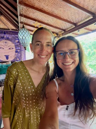 ✨ Potkala jsem ji na Bali. Ženu, která dokázala vytvořit přesně to, co jsem několik let nosila v hlavě… Šperky bohyně Isis...