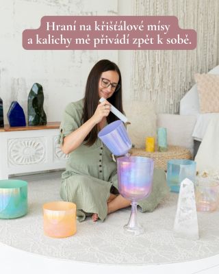 🎶 Když slova nestačí, přichází zvuk… Hra na křišťálové mísy mě přivádí zpět k sobě: 💗 Otevírá srdce a prostor pro lásku 🧘...