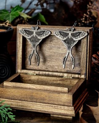 🦋 Víc než jen doplněk - přitahujte pohledy jako světlo můru 🙂 Kouzelně lehounké náušnice ze dřeva si musíte zamilovat!