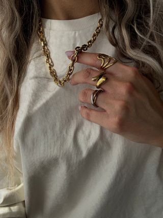 Niektoré šperky si vyberú teba 😍... ... preto, že s tebou dokonale ladia, ... preto, že na 100 % sedia k tvojej identite,...