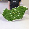Machové hodiny Mapa Uhorska zavesené na stene v interiéri – Aurimoss