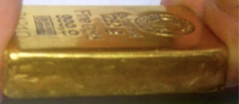 Detail falšovaného zlatého zliatku s nekvalitným povrchom