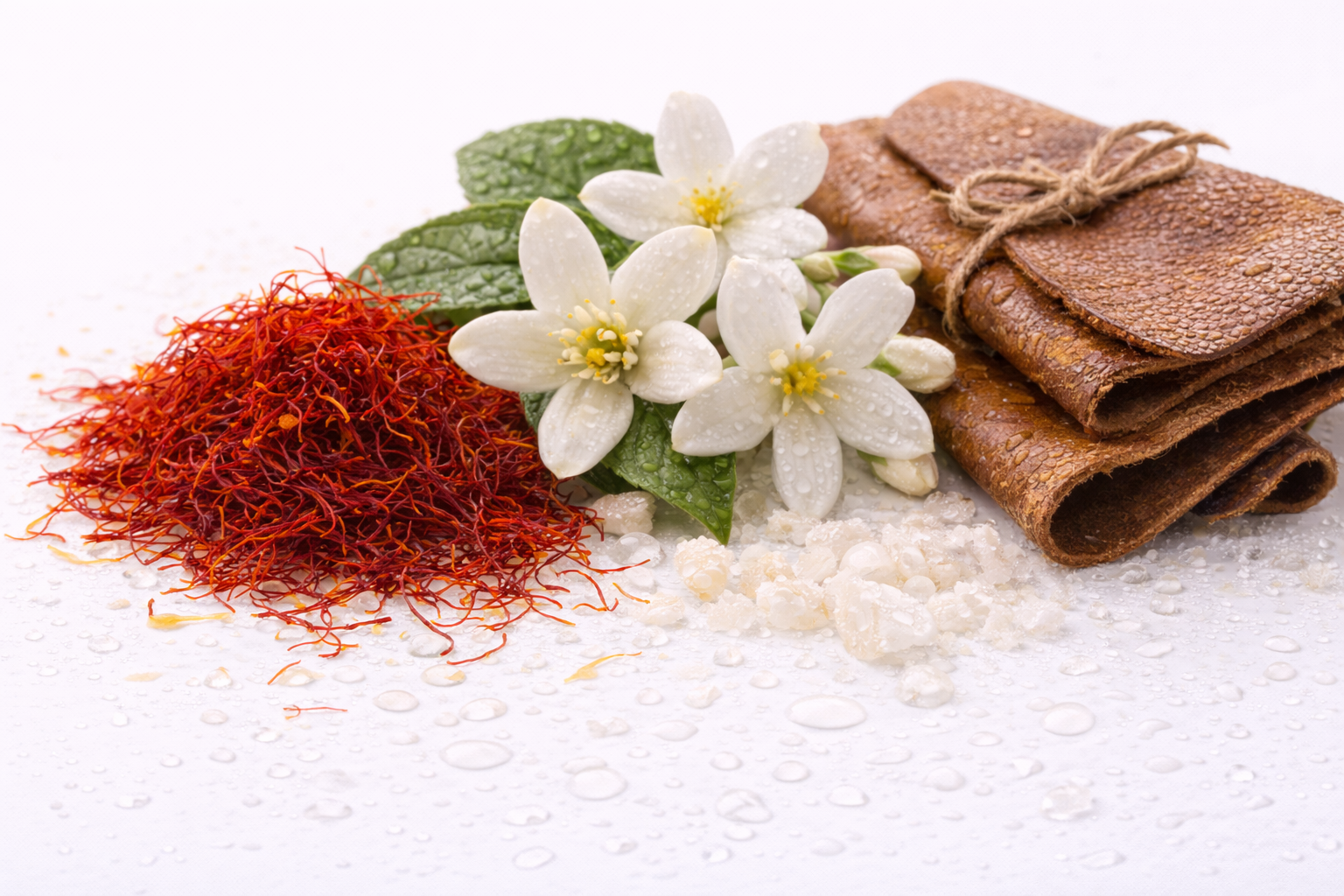 Hlava vůně: šafrán, jasmín a kůže