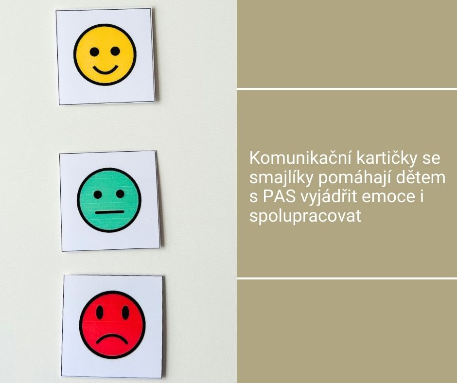 Komunikační kartičky se smajlíky pomáhají dětem s PAS vyjádřit emoce i spolupracovat