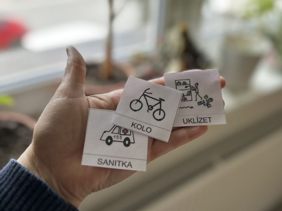 Komunikace prostřednictvím laminovaných kartiček