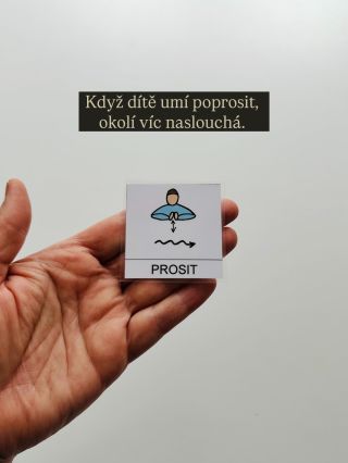 Znáš ten moment, kdy tvoje dítě něco potřebuje a okolí reaguje ostře. Přitom rozdíl bývá maličký. Prosba zní pro lidi...