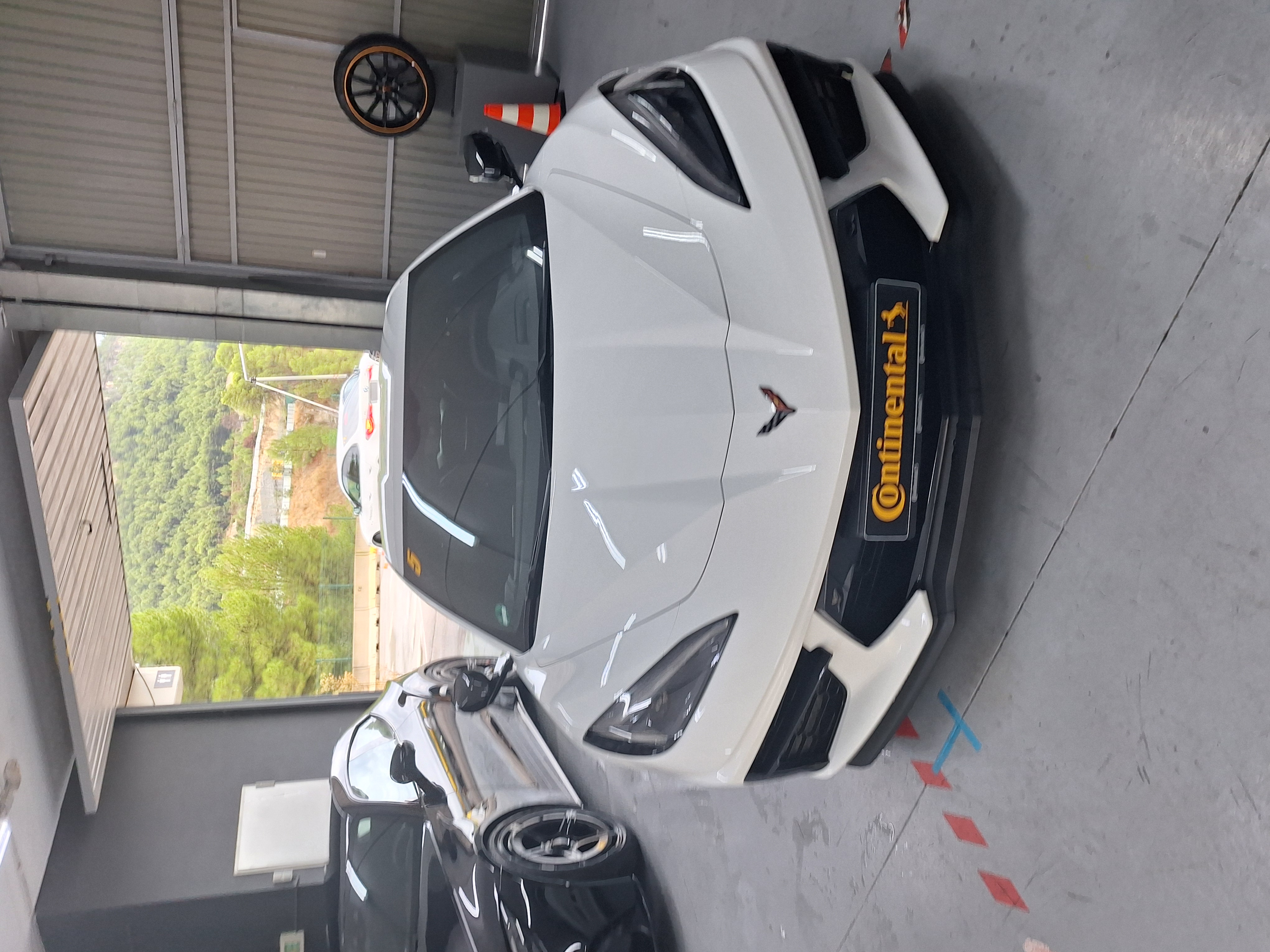 Chevrolet Corvette C8 zezadu v boxech okruhu Parcmotor Castellolí.