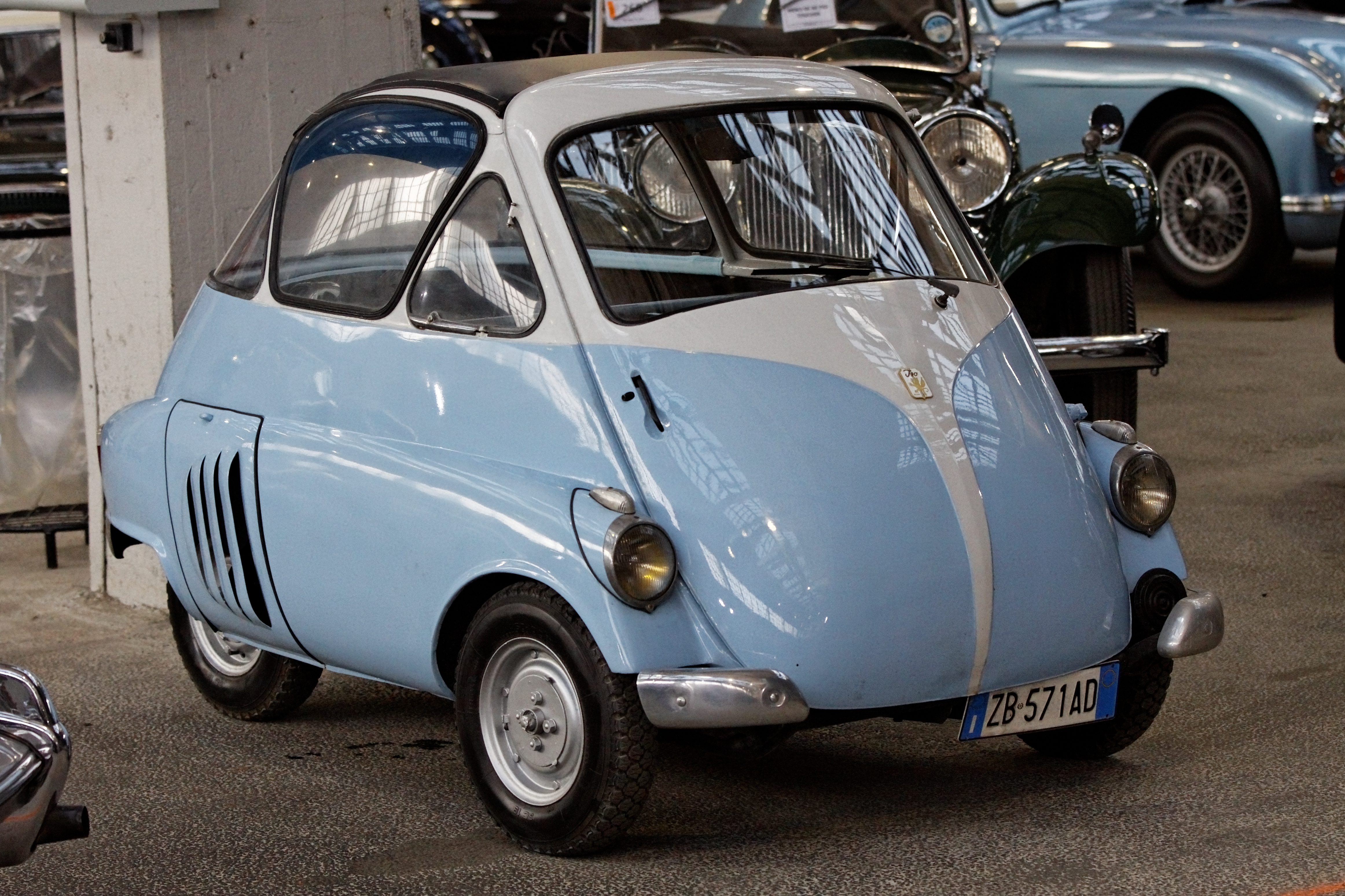 Bonhams_-_The_Paris_Sale_2012_-_Iso_Isetta_-_1953_-_013_(retouched,_to_remove_a_modern_sticker_on_the_windscreen)